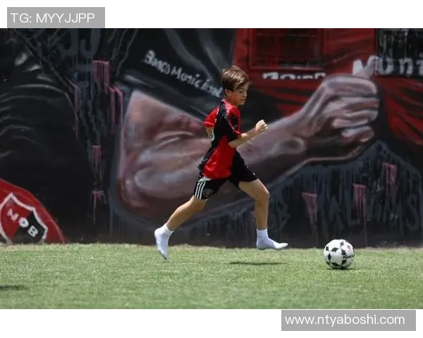 图圣马丁与老男孩的激烈对决揭示足球战术与团队精神的深刻内涵 图圣马丁与老男孩的激烈对决揭示足球战术与团队精神的深刻内涵